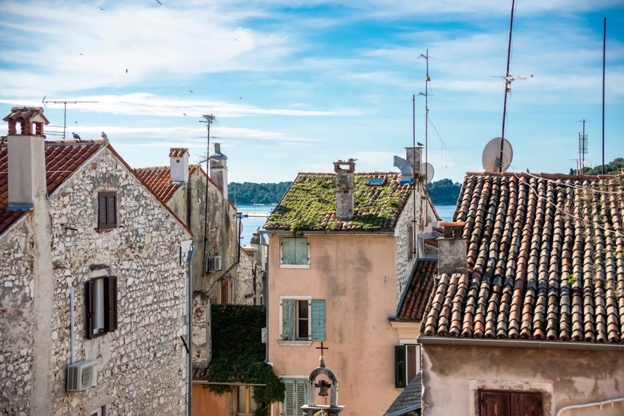 Vue mer par-dessus les toits de la vieille ville de Rovinj