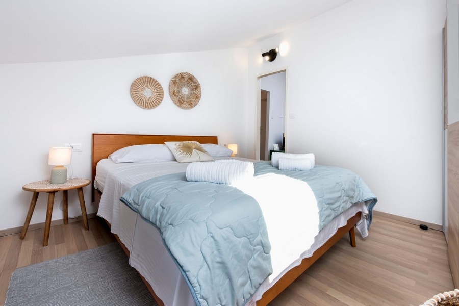 Chambre avec lit double et parquet