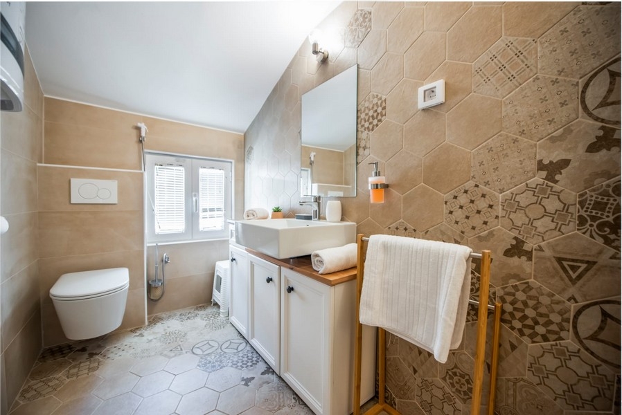 Salle de bains avec douche, meuble vasque et toilettes