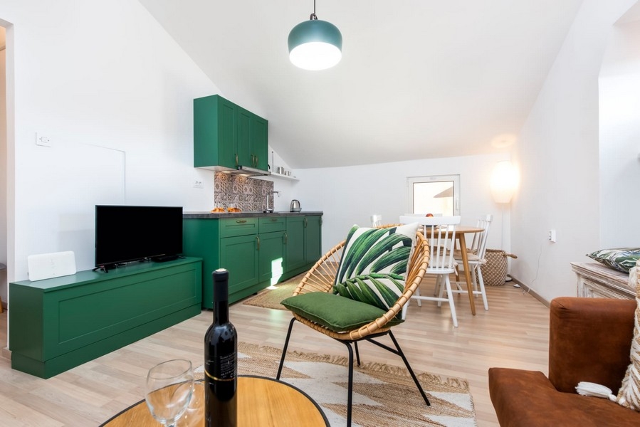 Séjour avec cuisine et coin salon