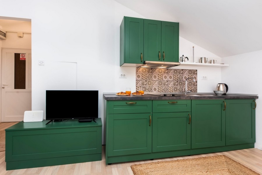Kitchenette verte avec télévision
