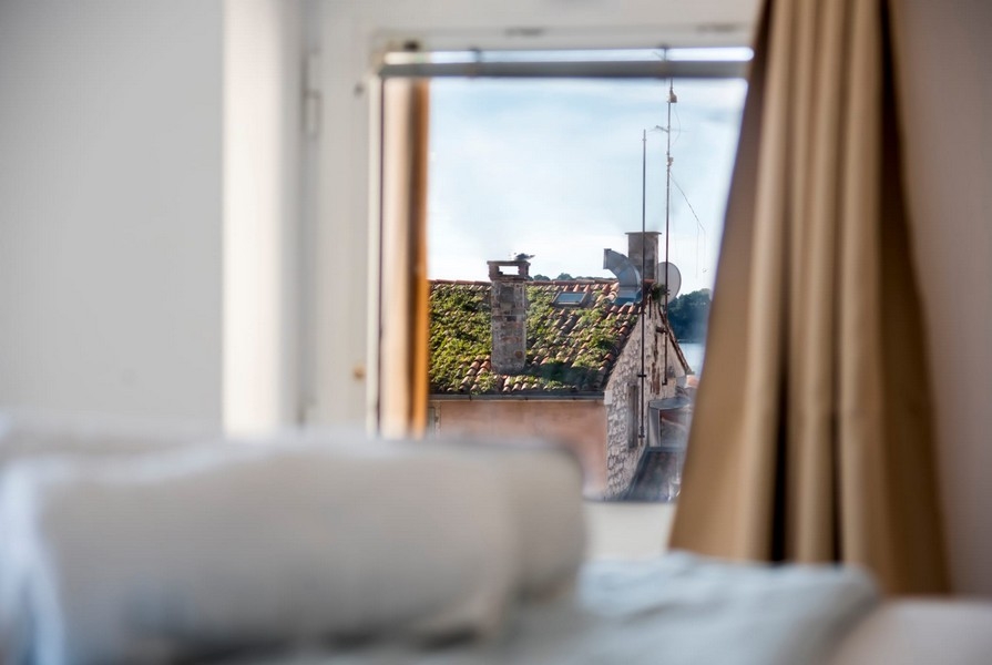 Vue depuis la chambre sur la vieille ville de Rovinj en Croatie
