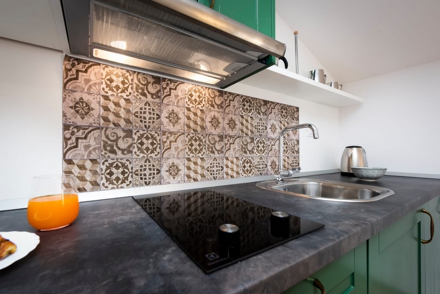Coin cuisson avec plaque de cuisson et évier