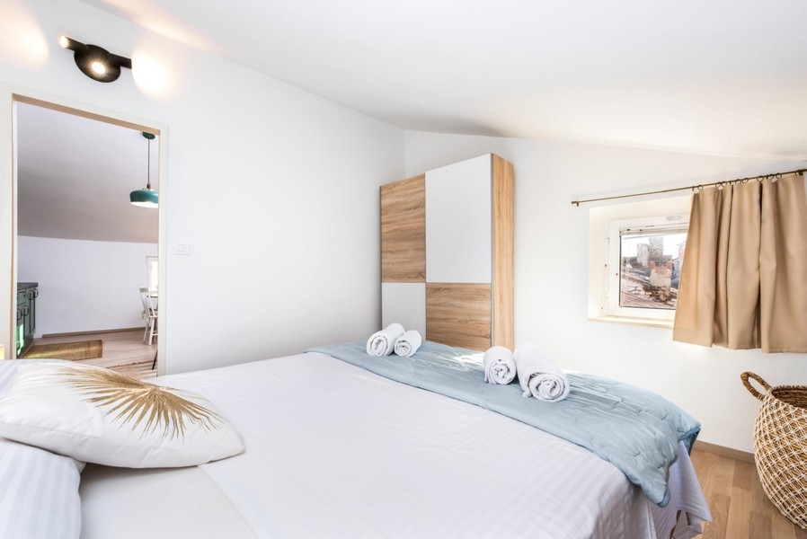 Chambre avec lit double et armoire
