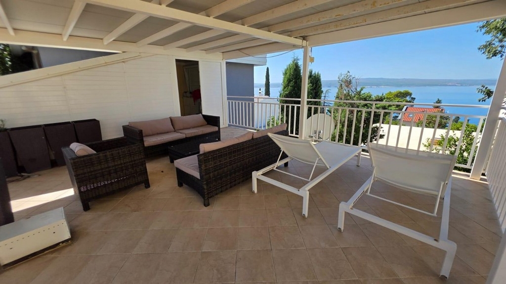 Terrasse avec mobilier lounge et vue mer