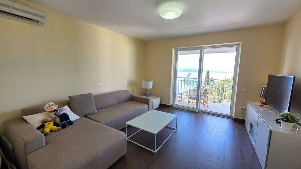 Salon avec canapé et accès au balcon
