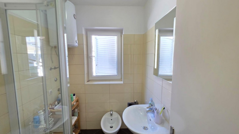 Salle de bains avec douche