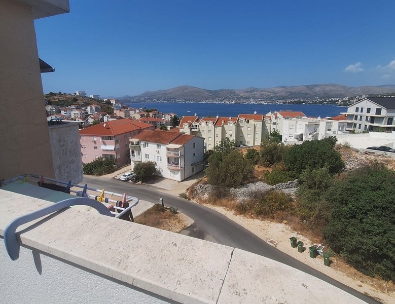 Vue mer depuis le balcon de l'appartement à Okrug Gornji
