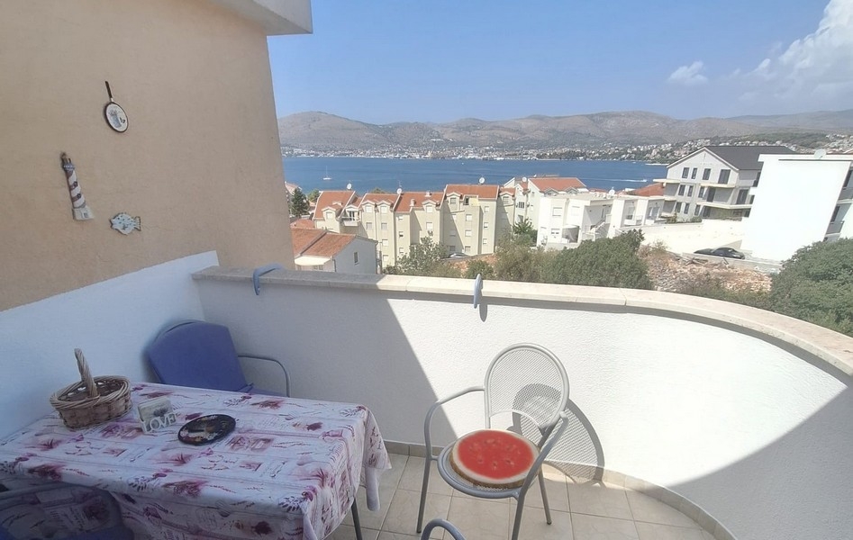 Balcon avec coin salon et vue mer