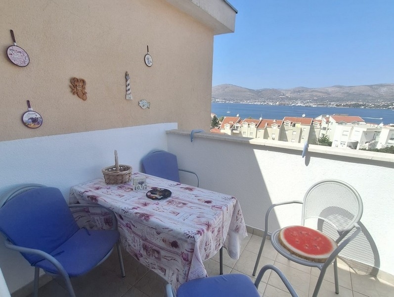 Coin salon sur le balcon avec vue sur la mer