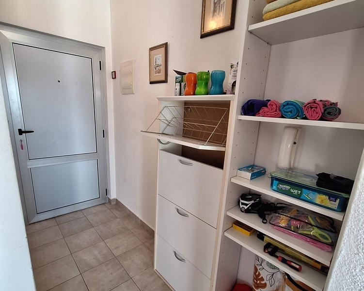 Entrée de l'appartement avec étagères