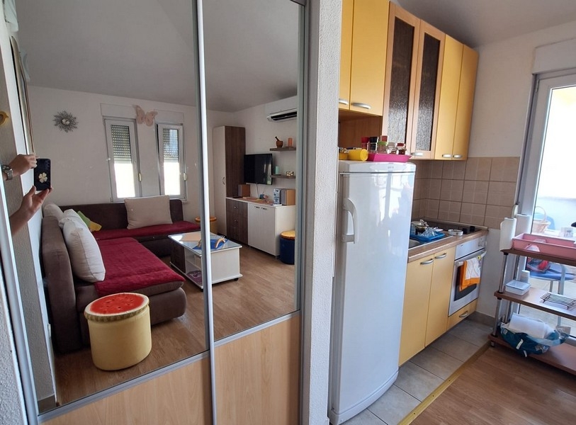 Séjour avec cuisine dans l'appartement en Croatie