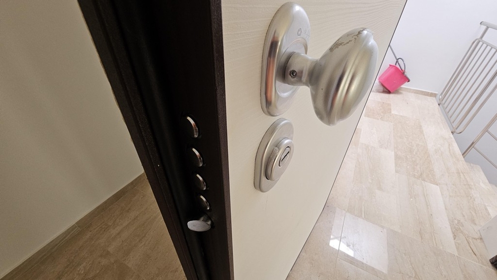 Porte d'entrée de sécurité de l'appartement