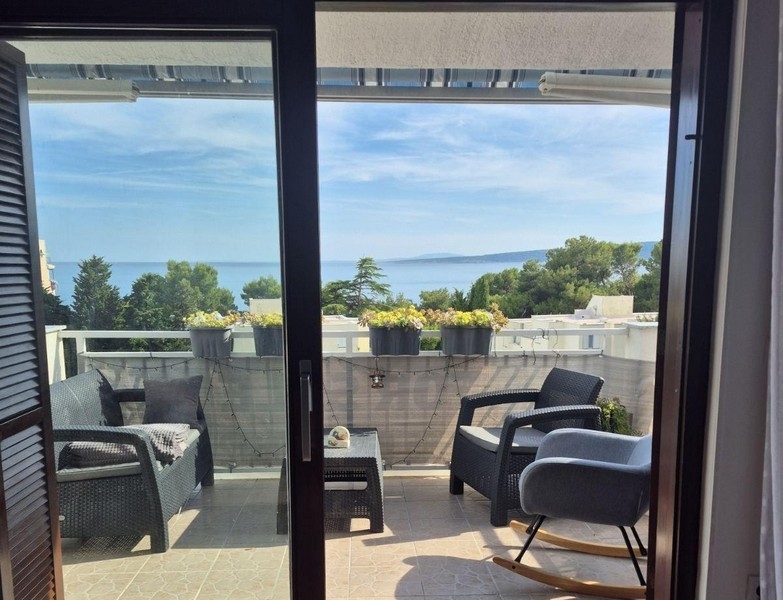 Vue depuis la pièce de vie sur la terrasse et la mer
