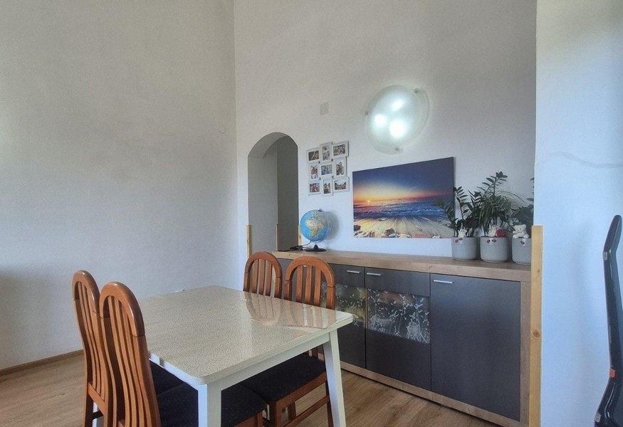 Espace repas avec table et buffet