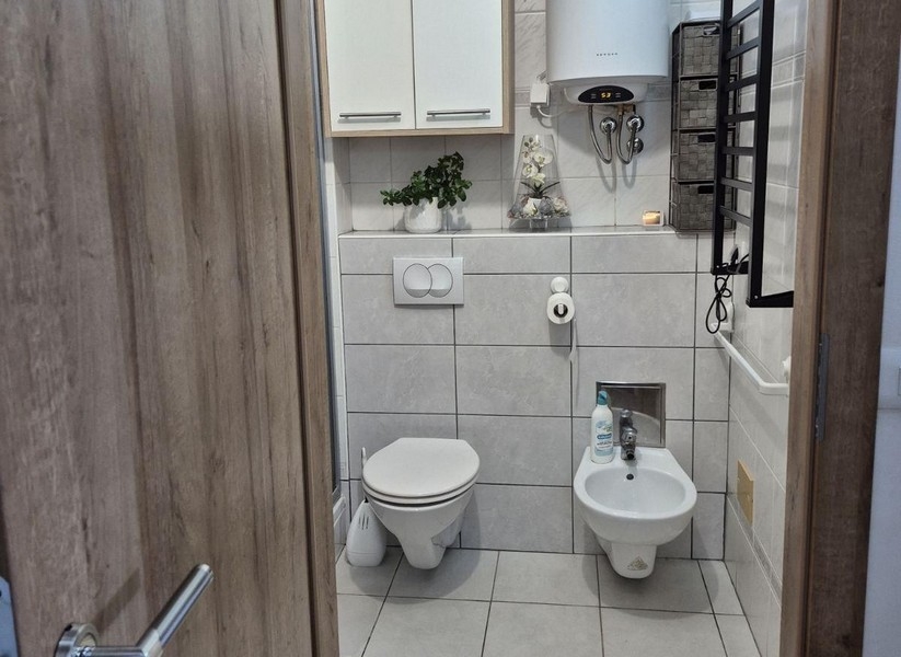 Salle de bains avec WC et bidet