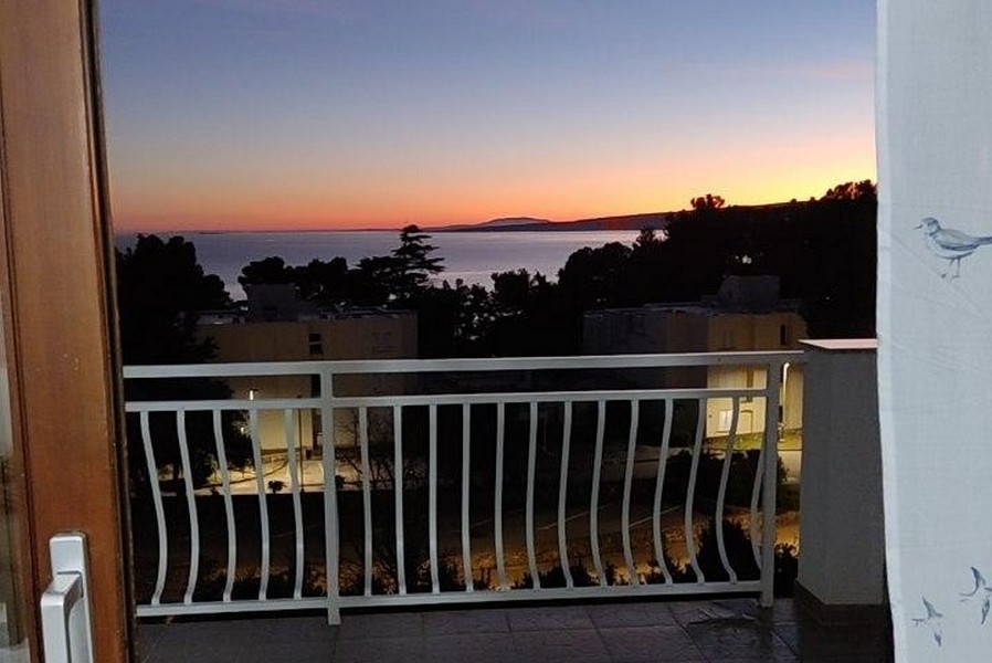 Balcon avec vue mer le soir en Croatie