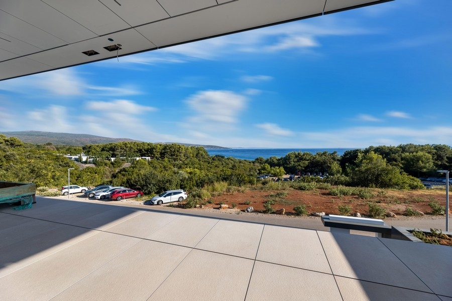 Vue mer depuis le balcon couvert de l'appartement à Krk