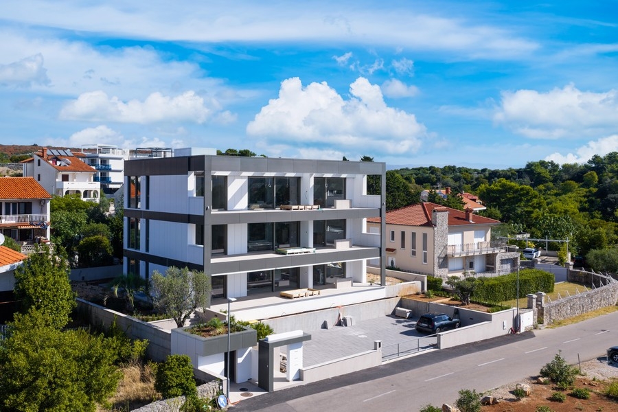 Immeuble à Krk vu du ciel avec vue vers la mer