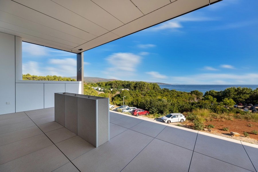 Vaste vue sur la mer depuis le balcon à Krk