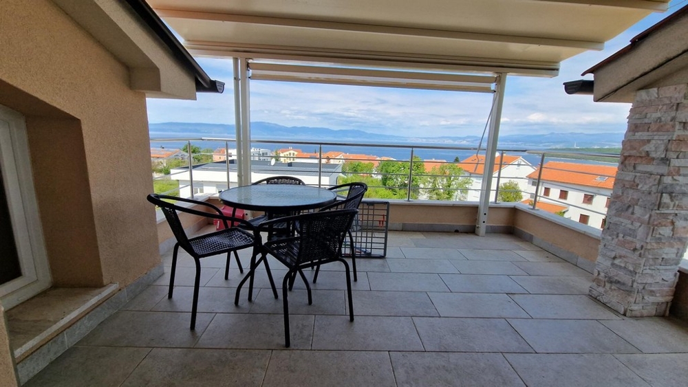 Terrasse couverte avec vue mer de l'appartement à Njivice sur Krk