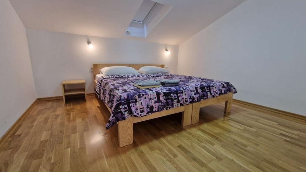 Deuxième chambre avec fenêtre de toit dans l'appartement sur Krk