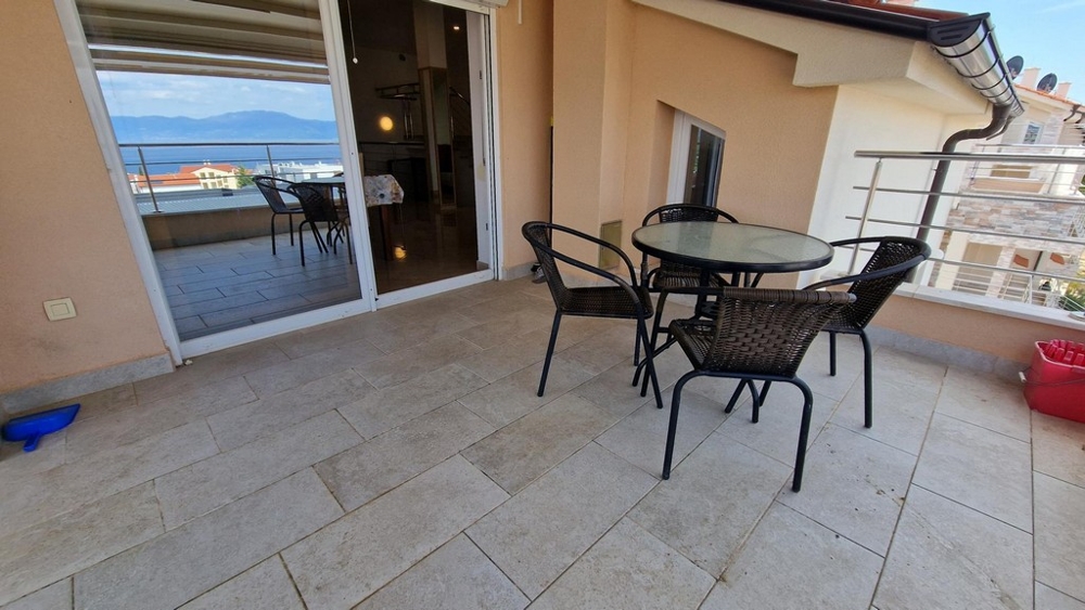 Terrasse avec coin salon et accès à la pièce de vie à Njivice