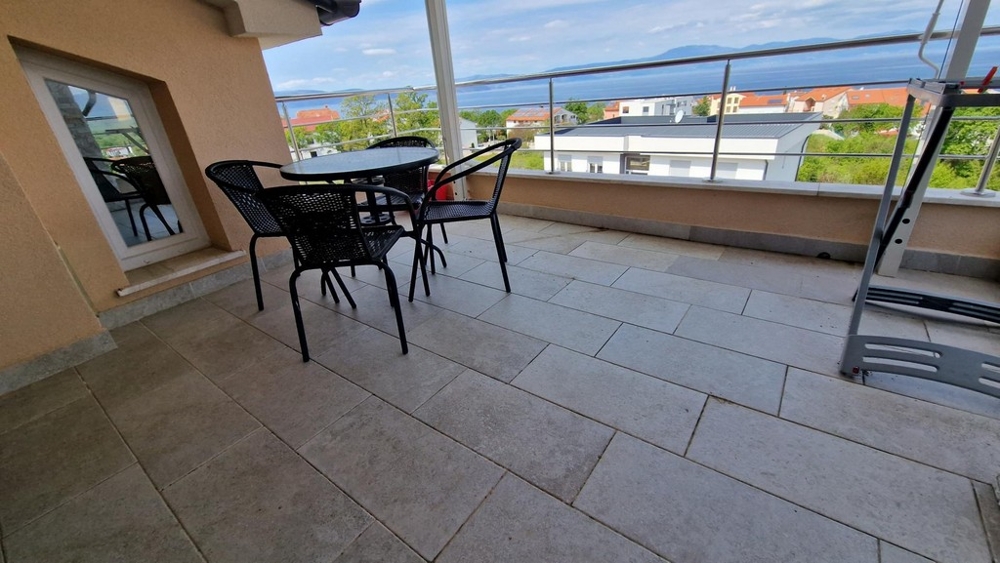 Terrasse ensoleillée de l'appartement sous les combles sur l'île de Krk