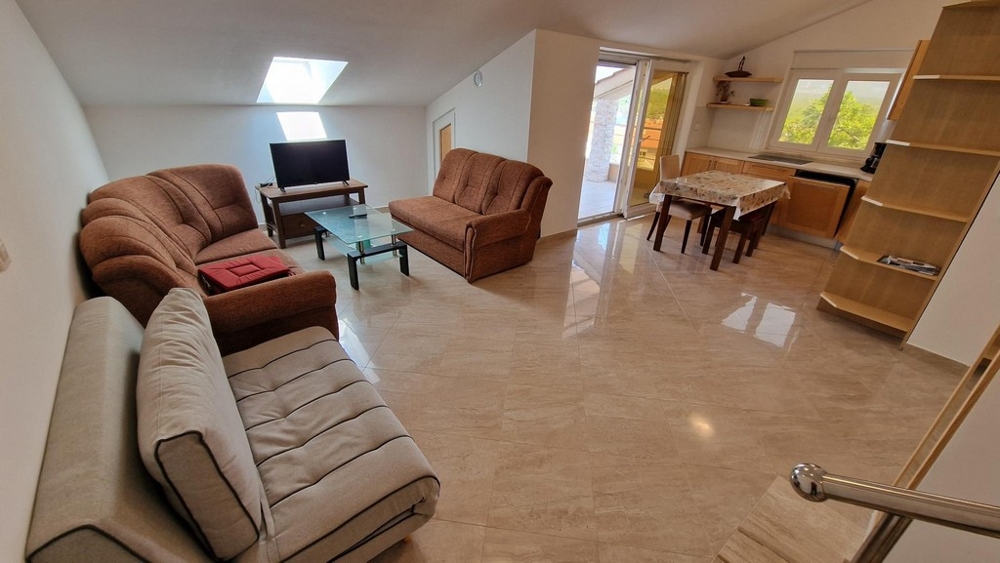 Salon avec coin salon et fenêtre de toit à Njivice sur Krk