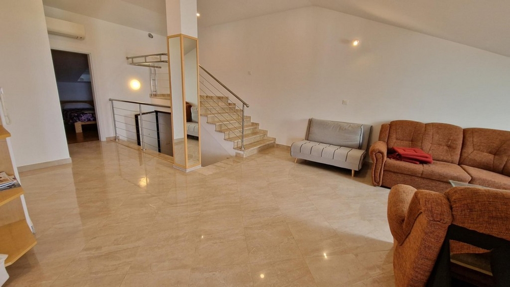 Séjour ouvert de l'appartement quasi neuf sur l'île de Krk