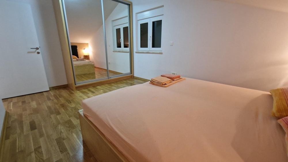 Chambre avec armoire à miroir dans l'appartement sur l'île de Krk