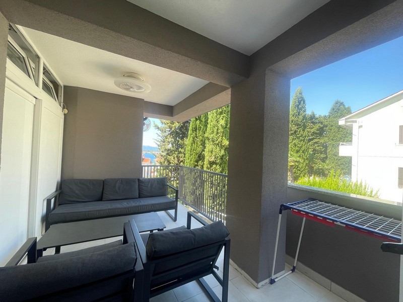 Balcon couvert avec mobilier lounge de l'appartement à Malinska