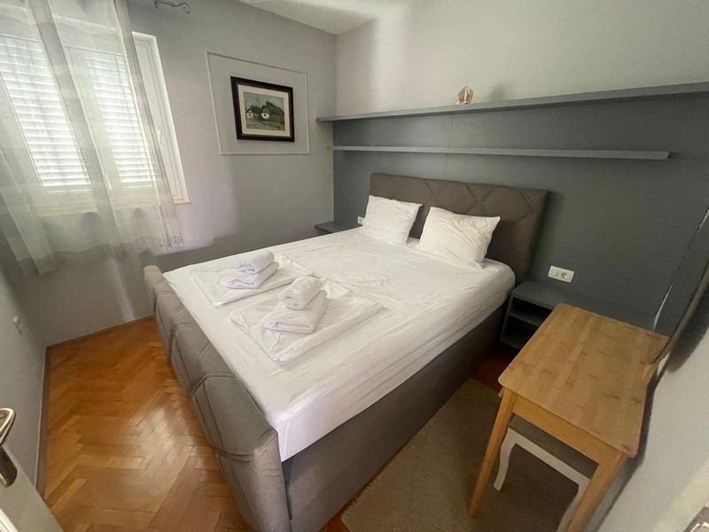 Chambre avec lit double et table de chevet