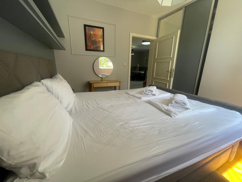 Chambre avec lit double et vue sur le couloir
