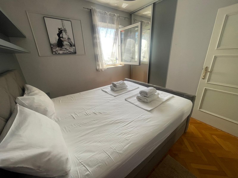 Deuxième chambre avec lit double et fenêtre