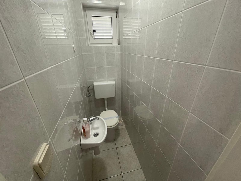 Toilettes séparées avec fenêtre