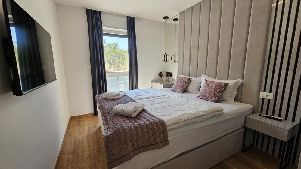 Chambre avec lit double dans l'appartement sur l'île de Krk
