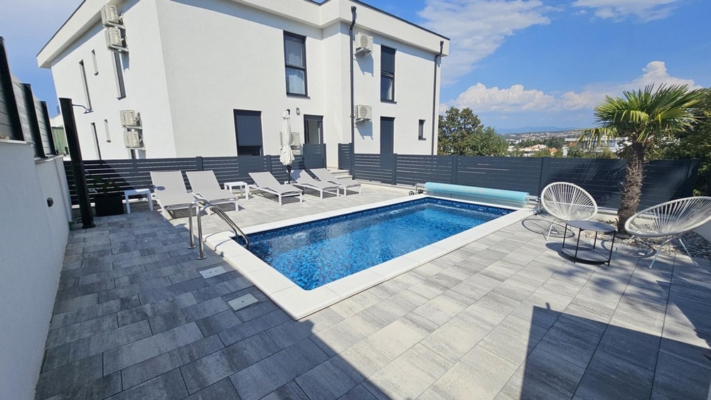 Construction neuve avec piscine et bains de soleil dans le jardin à Malinska sur l'île de Krk