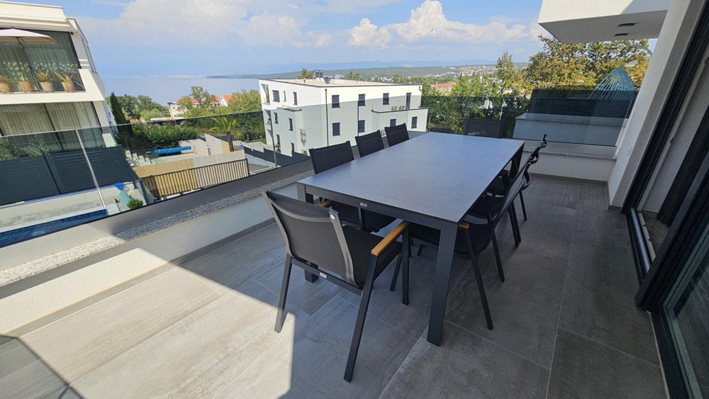 Terrasse couverte avec espace repas et vue mer à Malinska sur Krk