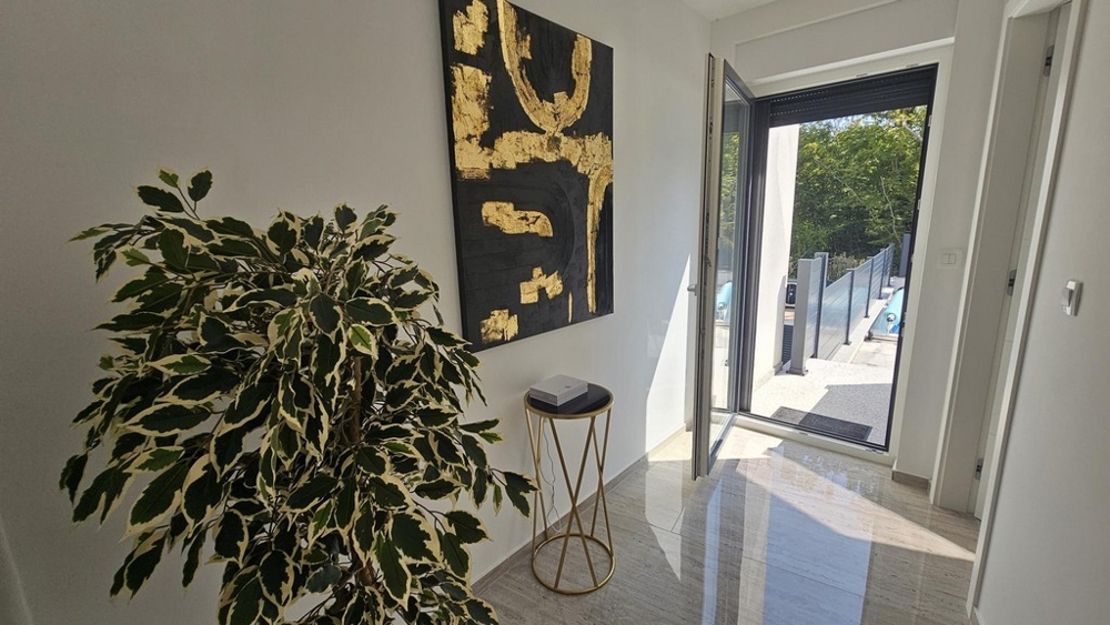 Entrée de l'appartement avec accès à la terrasse