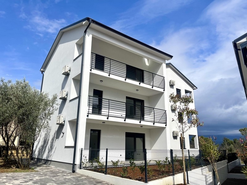 Appartement neuf à Soline sur Krk, vue de l'immeuble avec balcons