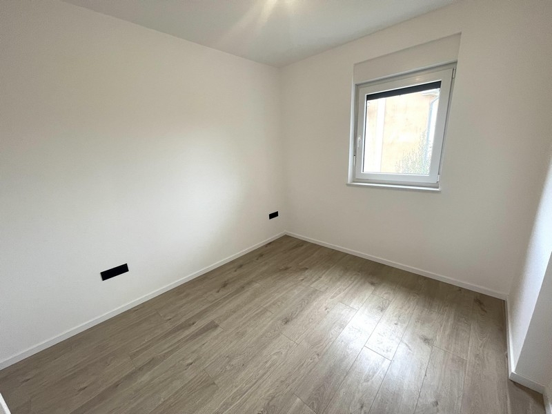 Chambre avec fenêtre donnant sur le jardin
