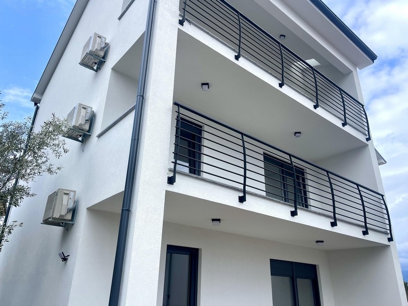Façade de l'immeuble avec balcons