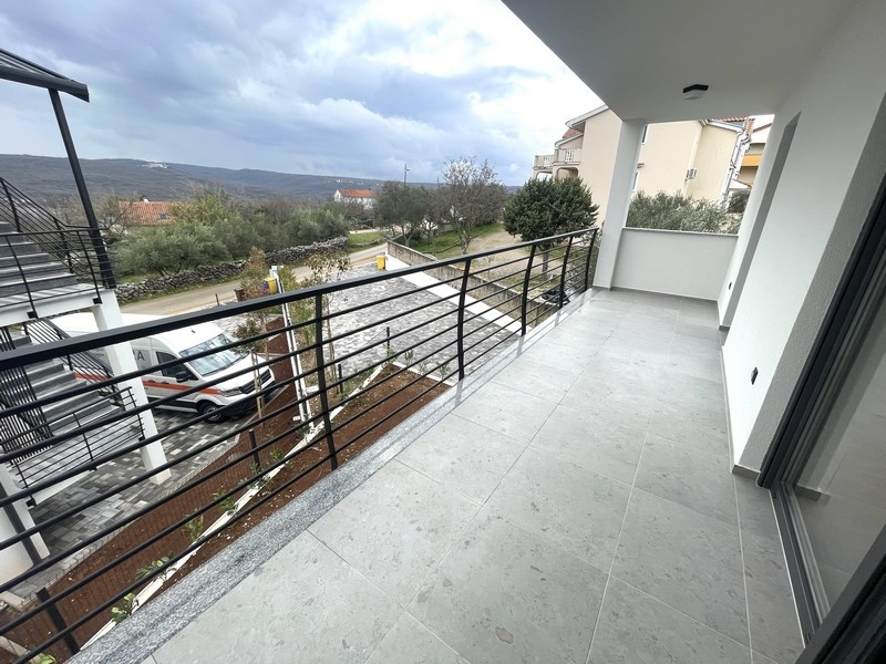Terrasse couverte de l'appartement avec garde-corps