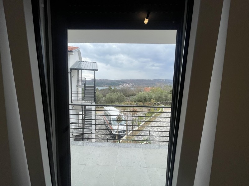 Vue sur la verdure à travers la porte de la terrasse