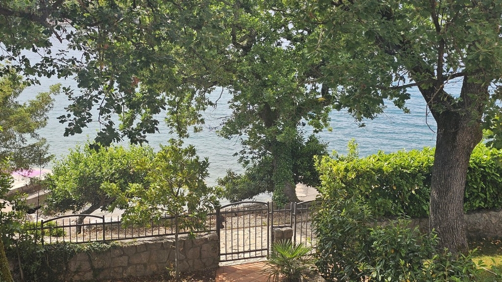 Jardin avec vue sur la mer à Malinska sur Krk