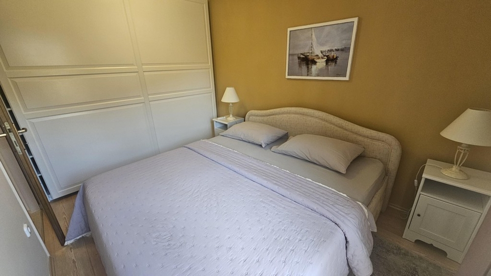 Chambre avec lit double et grande armoire