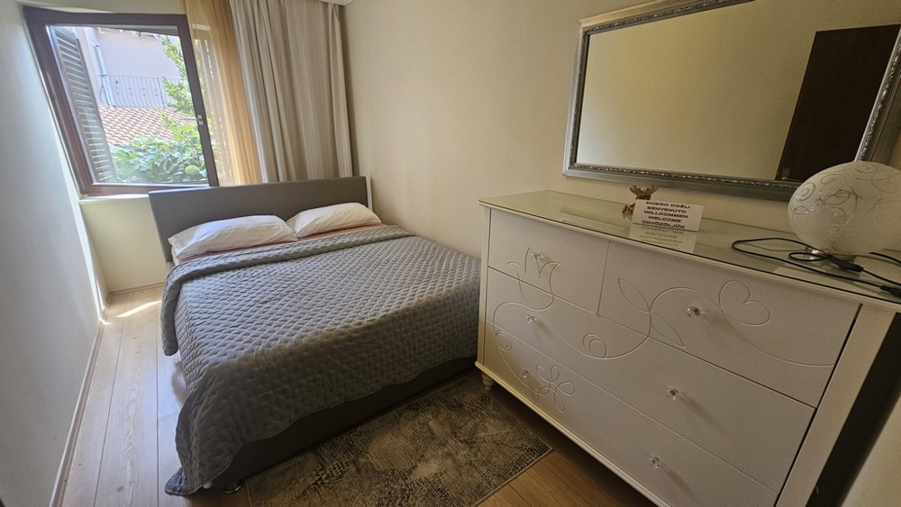 Deuxième chambre avec lit double et commode