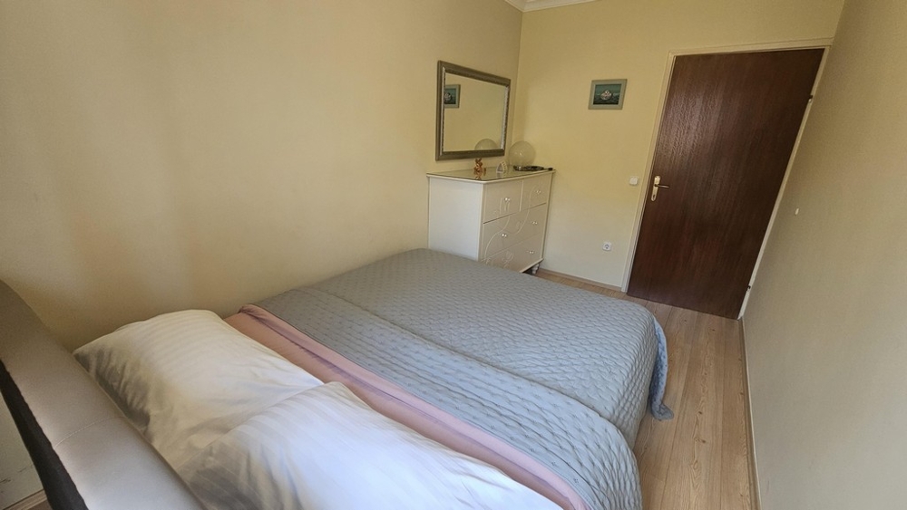 Deuxième chambre avec vue vers la porte d'entrée