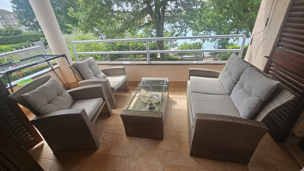 Balcon couvert avec mobilier lounge et vue mer